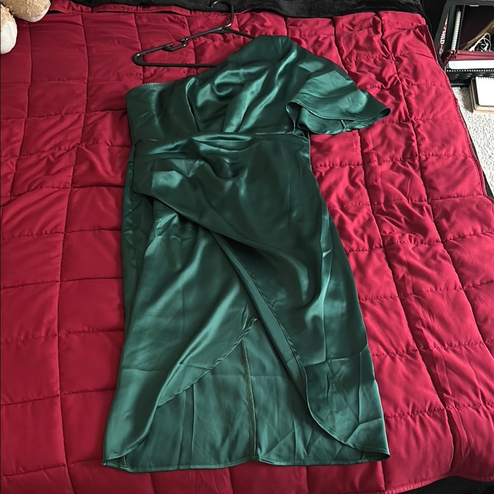 Elegant Green One-Shoulder Dress